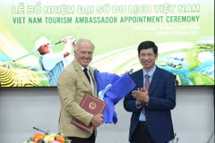 El viceministro vietnamita de Cultura, Deportes y Turismo Ho An Phong entregó oficialmente la decisión que nombra a la leyenda mundial del golf Gregory John Norman como Embajador de Turismo de Vietnam para el período 2025-2030. (Foto: TITC)