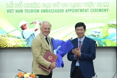 El viceministro vietnamita de Cultura, Deportes y Turismo Ho An Phong entregó oficialmente la decisión que nombra a la leyenda mundial del golf Gregory John Norman como Embajador de Turismo de Vietnam para el período 2025-2030. (Foto: TITC)