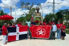 Representantes del Movimiento Izquierda Unida (MIU) ofrece flores en la estatua del Presidente Ho Chi Minh en la plaza que lleva su nombre en la ciudad de Santo Domingo Este, provincia Santo Domingo. (Foto: VNA)