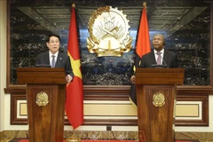 El presidente de Vietnam, Luong Cuong, y su homólogo de Angola, João Manuel Gonçalves Lourenço, en la conferencia de prensa. (Fuente: VNA)