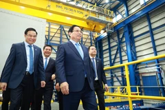 El primer ministro Pham Minh Chinh visita el sistema operativo de las centrales de GNL Nhon Trach 3 y 4. (Fuente: VNA)