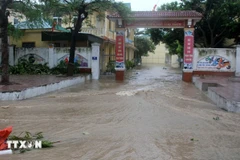 La escuela primaria Thu Thuy, en el barrio de Cua Lo se ve inundada. (Foto: VNA)