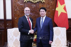El presidente vietnamita, Luong Cuong, recibe a Shawn Perry Steil, embajador de Canadá en el país. (Fuente: VNA)