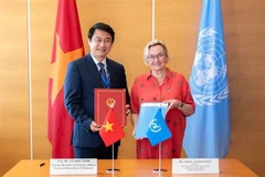 El viceministro de Relaciones Exteriores de Vietnam Le Anh Tuan y la secretaria de la CNUDMI, Anna Joubin-Bret, firmaron un Memorando de Entendimiento sobre la cooperación. (Fuente: VNA)