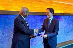 El embajador vietnamita Do Hung Viet, jefe de la misión permanente de Vietnam ante las Naciones Unidas, entregó al presidente del 79.º período de sesiones de la Asamblea General, Philemon Yang, la versión en vietnamita del Pacto para el Futuro. (Fuente: VNA)