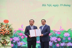 El primer ministro Pham Minh Chinh entregó la decisión oficial de nombrar a Tran Duc Thang como ministro interino del Ministerio de Agricultura y Medio Ambiente. (Fuente: VNA)