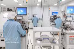 Actividades de producción con una línea de tecnologías en la fábrica de alta tecnología Dien Quang, en Ciudad Ho Chi Minh. (Foto: VNA)