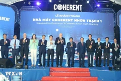 El viceprimer ministro vietnamita Nguyen Chi Dung y delegados en la inauguración. (Fuente: VNA)