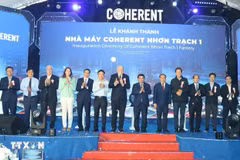 El viceprimer ministro vietnamita Nguyen Chi Dung y delegados en la inauguración. (Fuente: VNA)