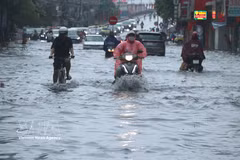 La zona situada al pie del puente Niệm, en el barrio de An Biên (ciudad de Hai Phong), está profundamente inundada. (Fuente: VNA)