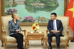 El viceprimer ministro vietnamita Le Thanh Long recibe a la vicepresidenta de Políticas Públicas Globales del grupo Amazon, Susan Pointer. (Fuente: VNA)