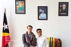 El viceprimer ministro y ministro coordinador de Asuntos Sociales y ministro de Desarrollo Rural y Vivienda Comunitaria de Timor Leste, Mariano Assanami Sabino Lopes, recibe al encargado de negocios de Vietnam en Dili, Pham Binh Dam. (Fuente: VNA)