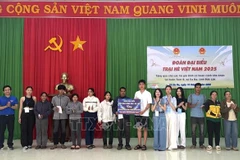 Estudiantes vietnamitas en la República de Polonia entregan donaciones a personas en situación difícil en la provincia de Dak Lak. (Foto: VNA)
