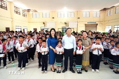 El embajador de Vietnam en Laos, Nguyen Minh Tam y su esposa se toman una foto con representantes escolares y alumnos de la Escuela Bilingüe Laos-Vietnamita Nguyen Du. (Foto: VNA)