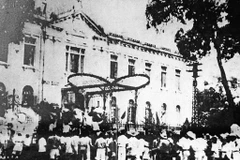 La obra: El pueblo de Hanoi tomaba el control del Palacio de Tonkín (Bac Bo Phu) el 19 de agosto de 1945. (Fuente: VNA)