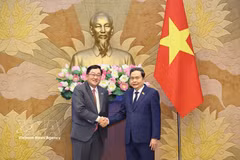 El presidente de la Asamblea Nacional (Parlamento) de Vietnam, Tran Thanh Man, (derecha) recibe al embajador saliente de Malasia, Tan Yang Thai. (Fuente: VNA)