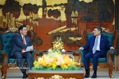 El primer ministro de Vietnam, Le Minh Hung, (derecha) recibe al embajador saliente de Malasia, Tan Yang Thai. (Fuente: VNA)