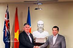 El cónsul general de Vietnam en Perth, Pham Hai Anh, y David Morgan, presidente del Consejo Empresarial Australia Occidental-Vietnam (WAVBC), en la ciudad de Perth, Australia. (Fuente: VNA)