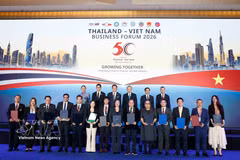 El secretario general del Partido Comunista y presidente de Vietnam, To Lam, el primer ministro de Tailandia, Anutin Charnvirakul, y delegados en el evento. (Fuente: VNA)