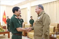 El general Phan Van Giang, ministro de Defensa de Vietnam, recibe al general de división Víctor Leonardo Rojo Ramos, jefe de la Dirección Política del Ministerio de las Fuerzas Armadas Revolucionarias de Cuba. (Fuente: VNA)