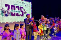 Jóvenes vietnamitas en Francia impulsan las tradiciones del Tet