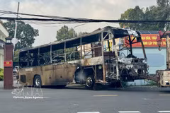 El autobús de pasajeros calcinado fue retirado para ser investigado. (Fuente: VNA)