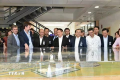 Representantes de la fábrica de Airbus en Sevilla presentan la escala de la planta al viceprimer ministro vietnamita Ho Duc Phoc. (Foto: VNA)