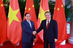 El primer ministro vietnamita, Pham Minh Chinh, y su homólogo chino, Li Qiang. (Fuente: VNA)