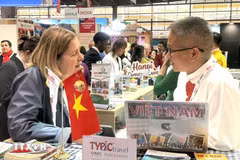 Clientes buscan informaciones sobre los destinos turísticos de Hanoi, y otras localidades de Vietnam. (Foto: VNA)