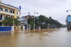 La zona que conduce al puente Cau Lon en la calle de Bui Thi Xuan, barrio de Thuan Hoa, ciudad de Hue todavía está profundamente inundada en la mañana del 28 de octubre. (Fuente: VNA)