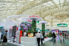 Los stands en el espacio “Marca Nacional de Vietnam” atrajeron la atención de muchas personas y turistas. (Fuente: VNA)