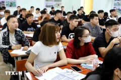 Los trabajadores aprenden el idioma sudcoreano antes de partir al extranjero a trabajar. (Foto: VNA)