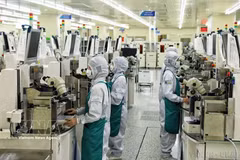 La moderna línea de producción de la empresa Hana Micron Vina Co., Ltd. -una empresa con inversión 100 % surcoreana- en el Parque Industrial Van Trung, en la provincia de Bac Ninh (Fuente: VNA)