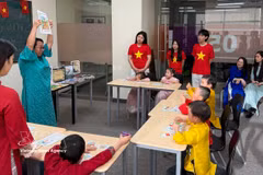 Profesores del CVCEC ilustran el idioma vietnamita mediante imágenes vívidas. (Foto: VNA)