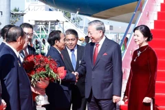 Ceremonia de bienvenida para el secretario general del Partido Comunista de Vietnam, To Lam y su esposa en el Aeropuerto Internacional Wattay, Vientián. (Foto: VNA)