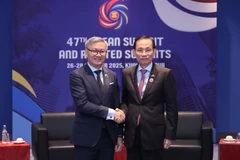 El ministro de Relaciones Exteriores de Vietnam, Le Hoai Trung, y su homólogo laosiano, Thongsavanh Phomvihane. (Fuente: VNA)