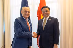El ministro de Industria y Comercio de Vietnam, Le Manh Hung, y el ministro de Comercio y Turismo de Australia, Don Farrell. (Fuente: VNA)