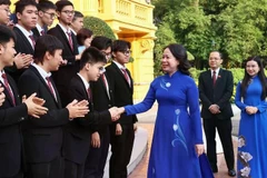 La vicepresidenta de Vietnam, Vo Thi Anh Xuan, y los alumnos laureados. (Fuente: VNA)