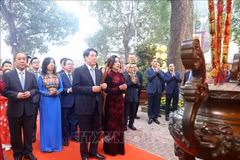 El presidente vietnamita, Luong Cuong, y delegados ofrendan incienso en Ciudadela Imperial de Thang Long. (Fuente: VNA)
