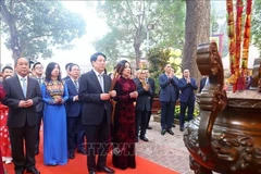 El presidente vietnamita, Luong Cuong, y delegados ofrendan incienso en Ciudadela Imperial de Thang Long. (Fuente: VNA)