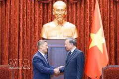 El secretario general del Partido Comunista de Vietnam y presidente de la República, To Lam, (derecha) recibe al secretario interino de la Marina de Estados Unidos, Hung Cao. (Fuente: VNA)