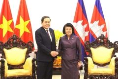 El presidente de la Asamblea Nacional de Vietnam, Tran Thanh Man, y la titular de la Asamblea Nacional de Camboya, Khuon Sudary. (Fuente: VNA)