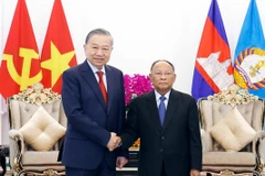El secretario general del Partido Comunista de Vietnam, To Lam, y el presidente honorario del Partido Popular de Camboya, Heng Samrin. (Fuente: VNA)