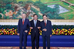 Los máximos dirigentes de los tres Partidos de Vietnam, Camboya y Laos. (Fuente: VNA)