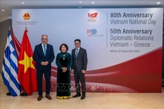 La embajadora de Vietnam en Grecia, Pham Thi Thu Huong, y el viceministro de Desarrollo griego, Stavros Kalafatis, en la ceremonia de conmemoración del 50.º aniversario del establecimiento de las relaciones diplomáticas entre los dos países y el 80.º aniversario del Día Nacional de Vietnam, organizada el 22 de septiembre de 2025 en Atenas. (Foto: VNA)