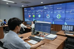 Monitorean la recepción de solicitudes en línea y del progreso de su procesamiento en el Centro de Operaciones y Monitoreo Inteligente (COI) de la ciudad de Da Nang. (Fuente: VNA)