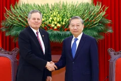 El secretario general del Partido Comunista de Vietnam, To Lam, recibió al senador Steve Daines del Partido Republicano en el Estado de Montana en marzo de 2025. (Fuente: VNA)