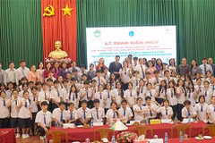 Delegados y estudiantes posan para una foto conmemorativa. (Foto: Cancillería)