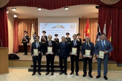 Otorgan medallas conmemorativas a los individuos que han realizado importantes contribuciones al fortalecimiento de las relaciones entre Vietnam y Rusia. (Fuente: VNA)