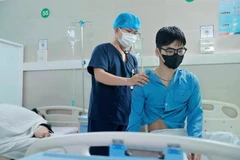 Médico examina a paciente de la pandemia de la COVID-19. (Foto: VNA)
